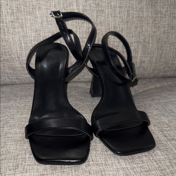 Elegant Black Women's Heels - Picture 1 of 6